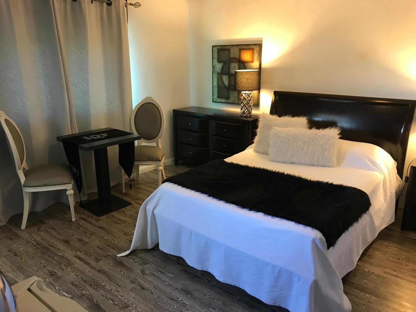 Habitación matrimonial estándar cama y decoración
